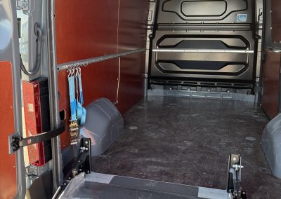 Interieur van de Renault Master met antislipvloer en wandbekleding