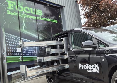 Bedrijfswageninrichting Volkswagen Caddy met volledig uitgetrokken ladekast