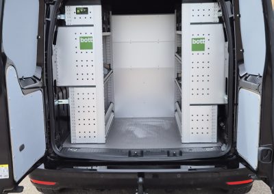 Achteraanzicht van de Bott inrichting in Volkswagen Caddy voor Protech Zeeland