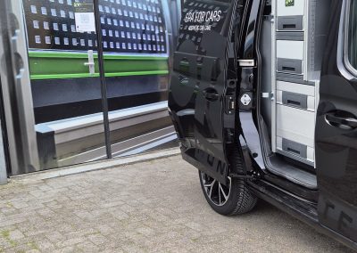 Rechterzijde van de bedrijfswagen met Bott kastsysteem en systainers