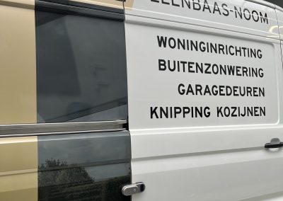 Zijaanzicht Volkswagen Crafter met Decokay- en Elenbaas-Noom reclame