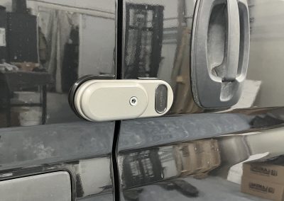 Schuine zijaanzicht van Fiat Ducato met Gatelock slot op schuifdeur