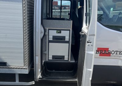 Zijkant van Iveco Daily met open deur en zicht op Bott ladekast
