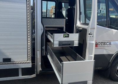 Volledig uitgetrokken Bott Vario 3 lades in Iveco Daily voor Brabotech