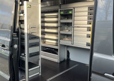 Volledig achteraanzicht met kasten, vloerrails en dakstangen met Bott Vario 3