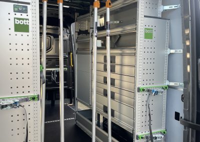 Rechter kast met lades toegankelijk via zijdeur