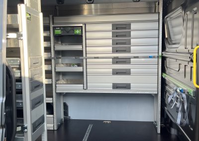 Linkerzijde MAN TGE met kast en uitgetrokken lades