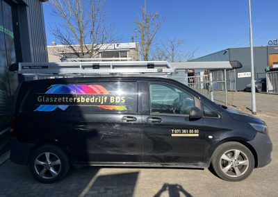 Close-up van de Lansing glasresteel met bevestiging op de bus