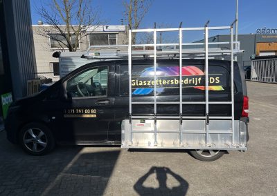 Schuin achteraanzicht Mercedes Vito met glasresteel en Rhino pipetube