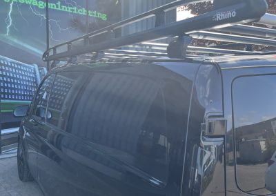 Detail bovenaanzicht van de Rhino imperiaal op de Mercedes Vito