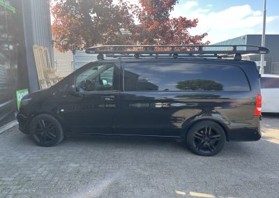 Zijkant van Mercedes Vito met gemonteerde Rhino imperiaal
