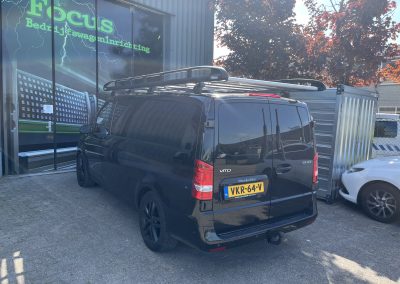 Achteraanzicht Mercedes Vito met zwarte Rhino imperiaal