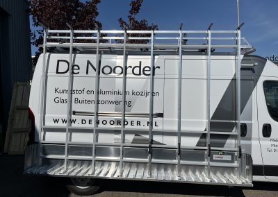 Achterzijde Opel Movano met imperiaal en lange ladder