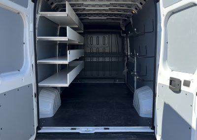 Wand met metalen haken voor bandrollen in rechterzijde laadruimte
