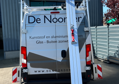 Overzicht van laadruimte met stelling links en haken rechts