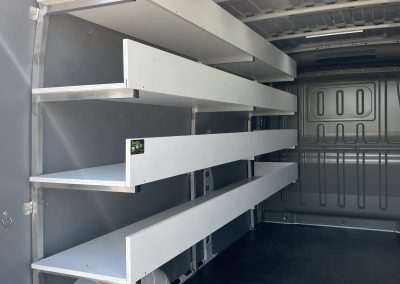 Linkerzijde Opel Movano met resteel, glastransport-inrichting zichtbaar