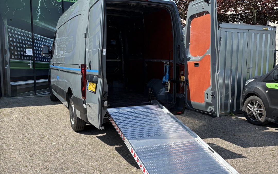 Renault Master voorzien van oprijplaat en ladingzekering voor Autobedrijf Cuelenaere