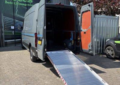 Oprijplaat uitgeklapt bij Renault Master – Focus Bedrijfswageninrichting