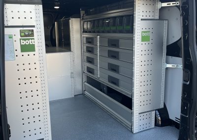 Achterzijde: kast links met assortimentbakken