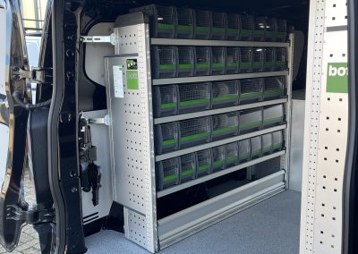 Achterzijde: kast rechts met schappen, bakken en lades
