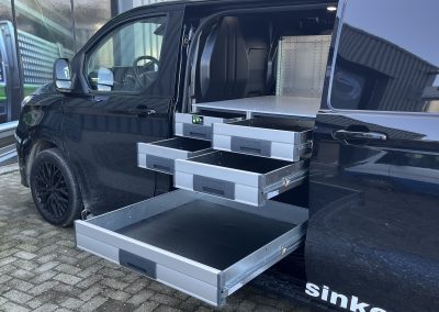 Opengetrokken laden in de brede ladekast aan de linkerzijde