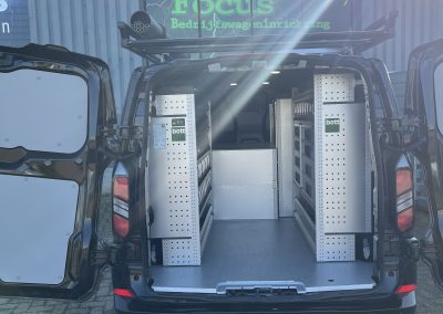 Volledig overzicht van de inrichting aan de achterzijde van de ford transit custom bus