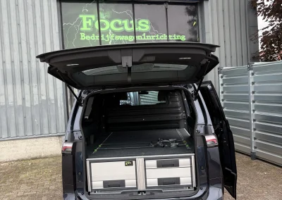 Achteraanzicht Volkswagen ID. Buzz met dubbele vloer en ladeblokken