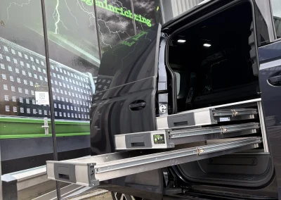 Opengetrokken Bott Vario 3 lades aan zijkant Volkswagen ID. Buzz