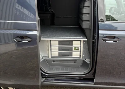 Zijkant Volkswagen ID. Buzz met open schuifdeur en Bott ladeblok zichtbaar